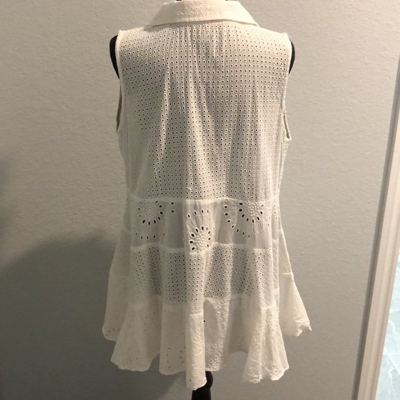 Chelsea & Theodore loose& comfy white eyelet blouse. Collar/v-neck button front. - Picture 4 of 5